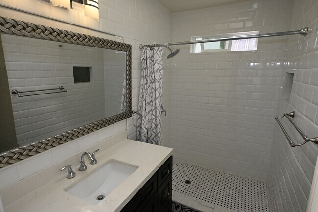Building Photo - Beautiful 2 Bed 2 Bath Single Story House in Belmont Shore of Long Beach