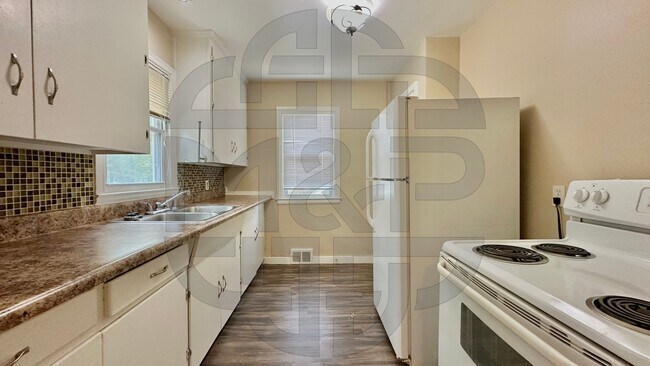 Building Photo - 3615 E Oneida St