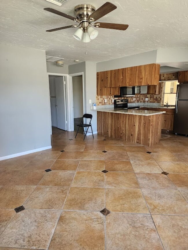 Building Photo - ***SPECIAL - TWO WEEKS FREE*** - 2 Bedroom 2 Bath Home Fenced Backyard!! Cape Coral!