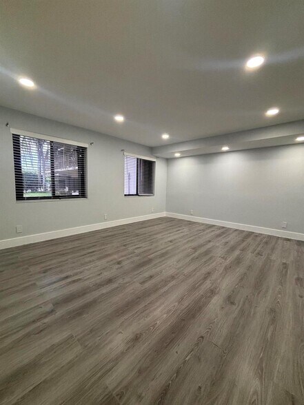 Building Photo - 4725 SW 62nd Ave