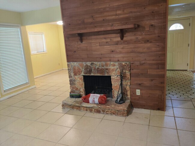 Building Photo - 1002 E Michigan St