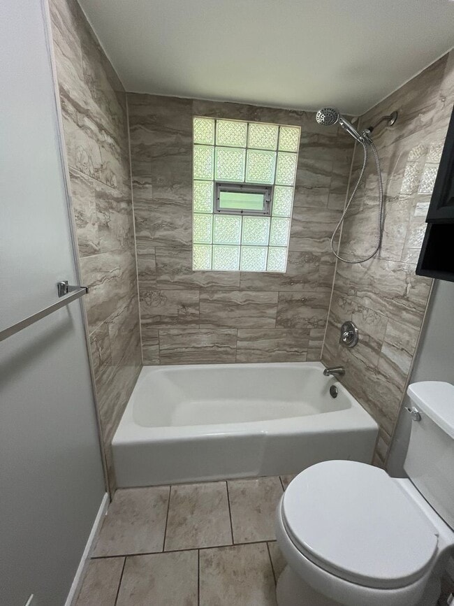 Building Photo - 4 Bedroom House Now Available in Tinley Pa...