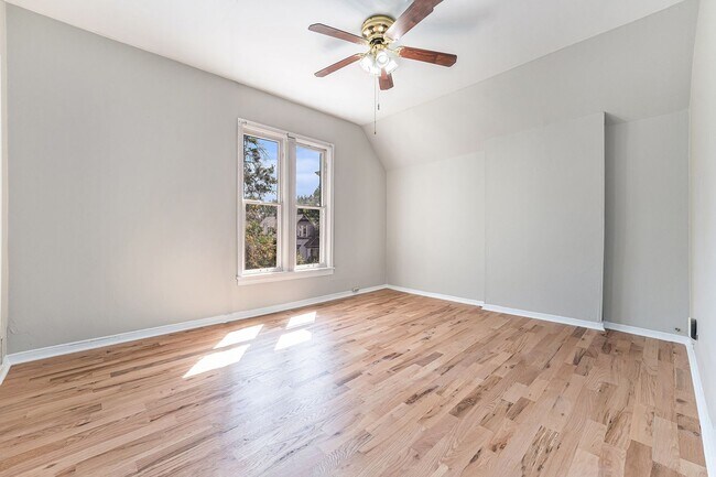 Building Photo - Charming 2 Bed 1.5 Bath in West Wash Park!