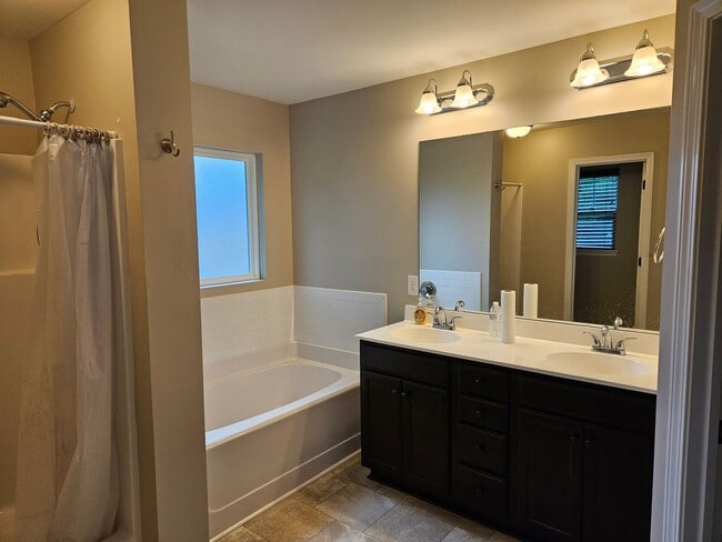 Building Photo - Charming 3-bedroom, 2-bathroom unfurnished...