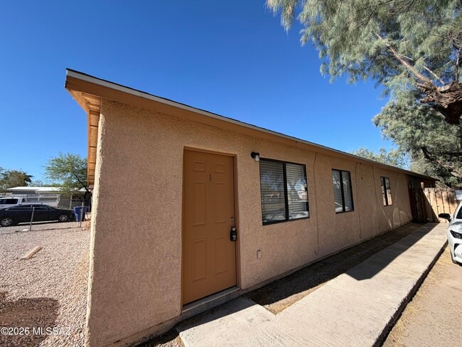 Building Photo - 506 N Iroquois Ave