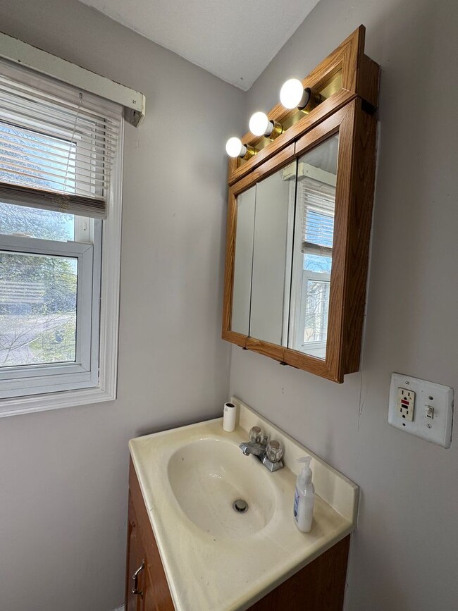 Building Photo - Spacious 3 Bedroom House with 1 bath for R...