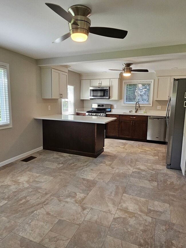 Building Photo - Stunning 4 Bed 2 Bath Single Family Rental...