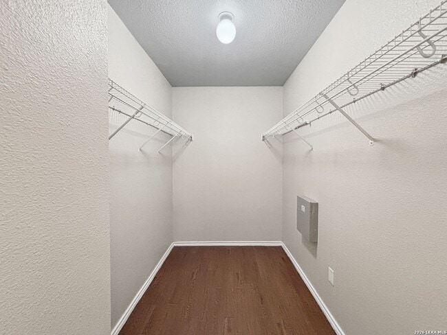 Building Photo - Elegant 3-bedroom, 2-bath single-story home located near FT Sam and Randolph AFB!