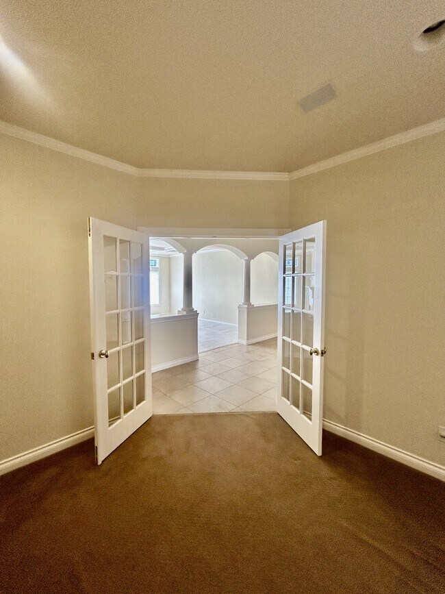 Building Photo - 560 E Maberry Dr