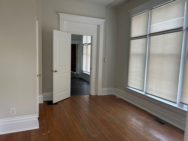 Building Photo - 418 E Maxwell St