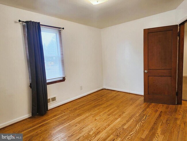 Building Photo - 3207 Bryant Ave