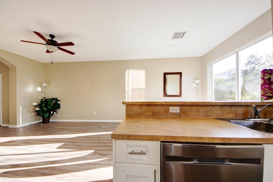 Building Photo - 6143 Seminole Gardens Cir