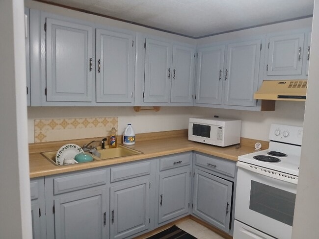 Building Photo - 352-B Shore Dr