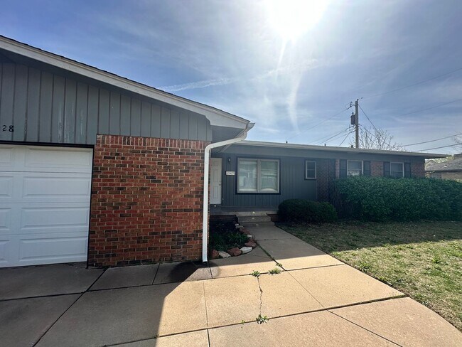 Building Photo - Versatile 3-bedroom, 1.5-bath Home Available in OKC!