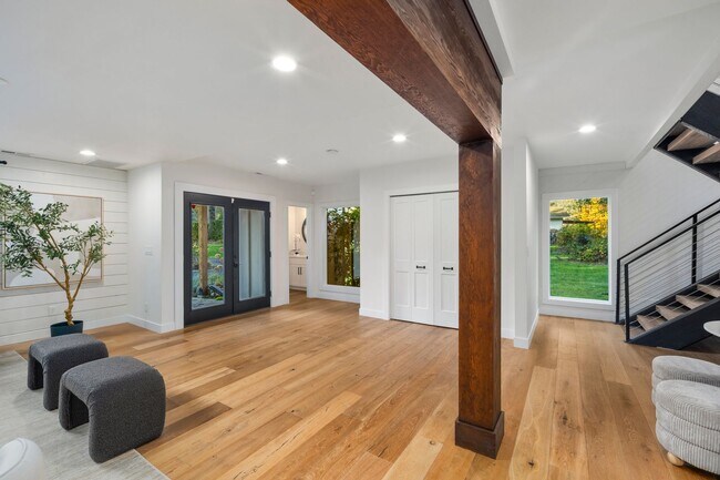 Building Photo - Redmond 4BD / 3BA Home with Central A/C on 3 Acres – Available Now