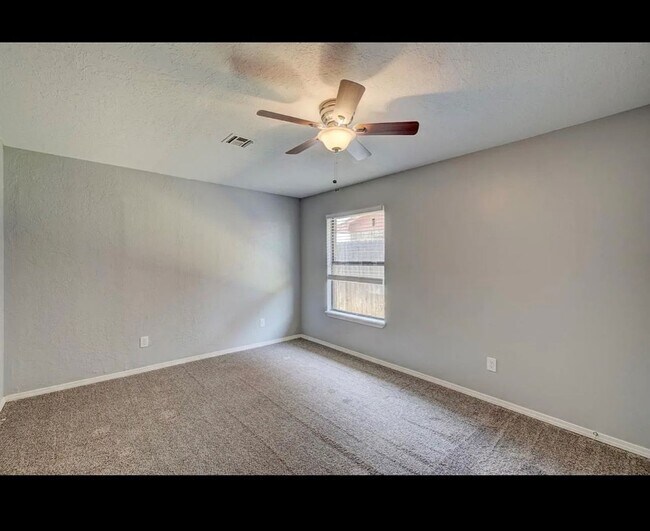 Building Photo - Beautiful newly remodeled home located in ...