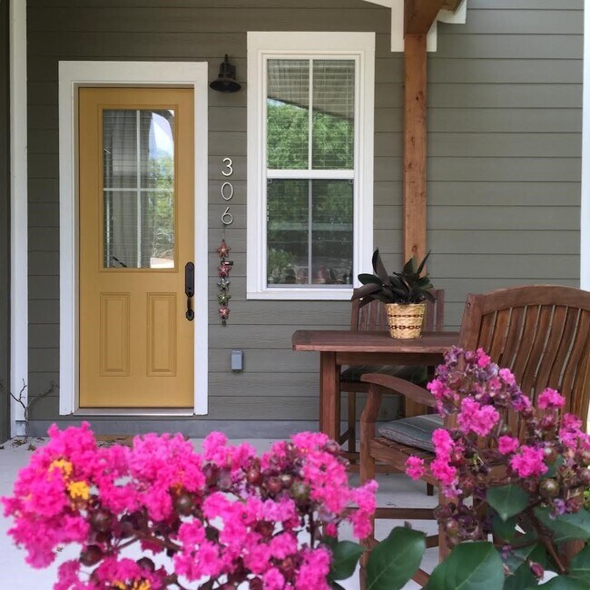 Building Photo - 306 NW H St