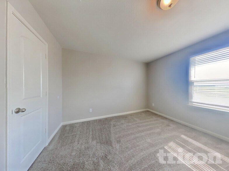 Building Photo - 216 Elm Patch Dr