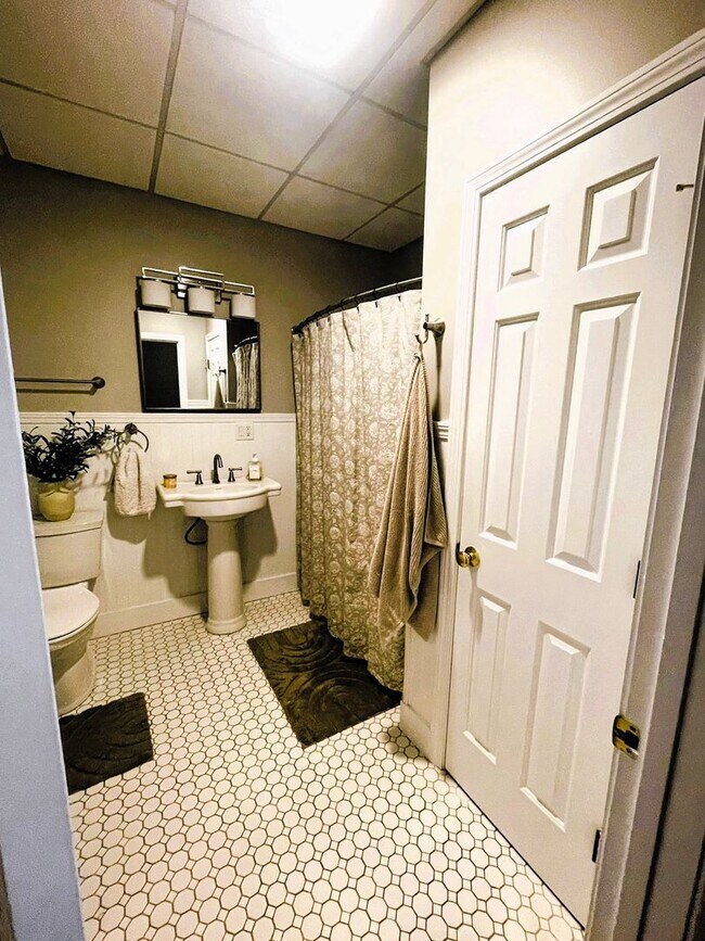 Building Photo - Spacious Studio Downtown Dover!