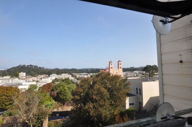 Building Photo - 1026 Kirkham St