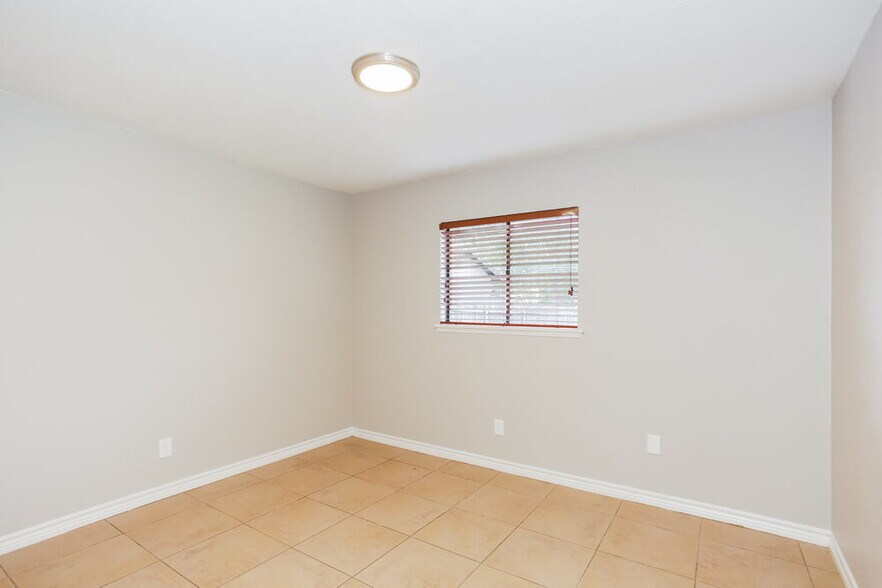 Building Photo - 6906 Forestview Dr