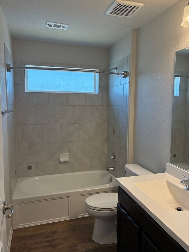 Building Photo - Charming 4 beds 2.5 baths in San Antonio!