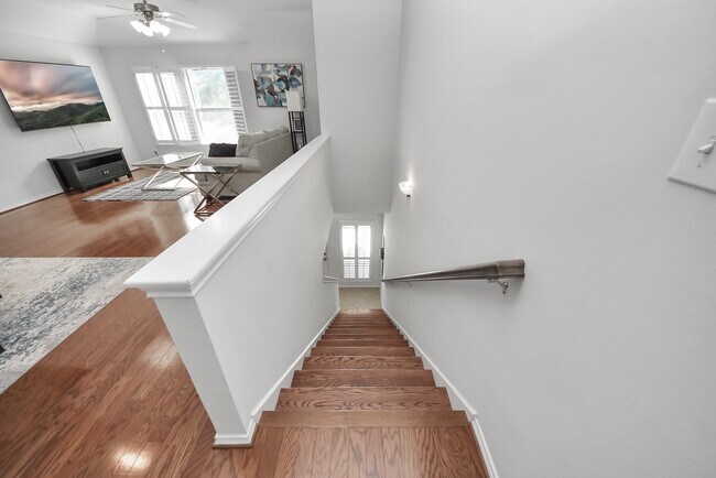 Building Photo - 943 W Heights Hollow Ln