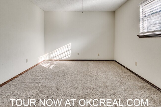 Building Photo - 1215 Lakecrest Dr