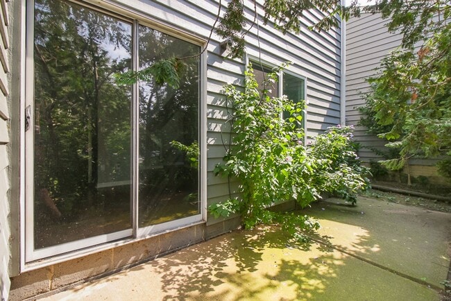 Building Photo - 3 Bedroom/2.5 Bath Westlake!! Condo living...