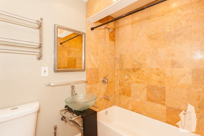 Building Photo - 426 W Barry Ave