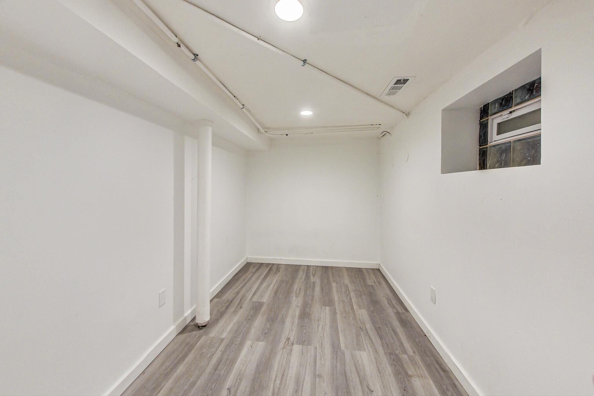 Building Photo - 3554 N Wilton Ave