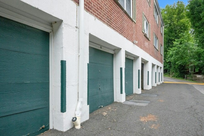 Building Photo - 580 Bedford Rd