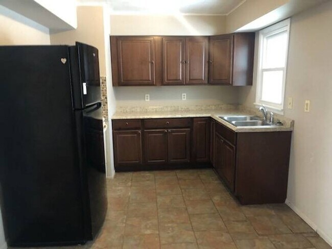 Building Photo - 3bed/1bath in Oakwood