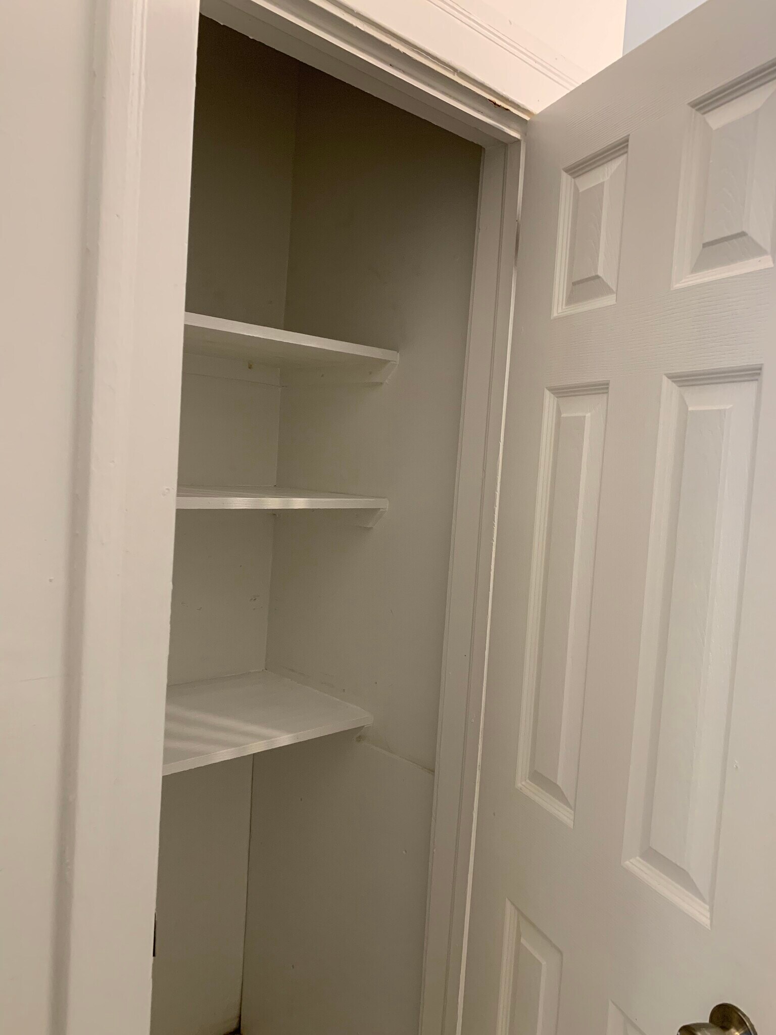 linen storage - 2604 Dellwood Ave