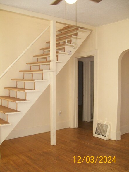 Building Photo - 221 E Callender St