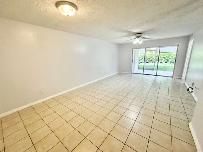 Building Photo - ** VILLAGES AT EMERALD LAKES ** 2 BED / 2 ...