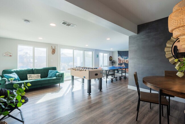 Building Photo - 4917 E Granada Rd