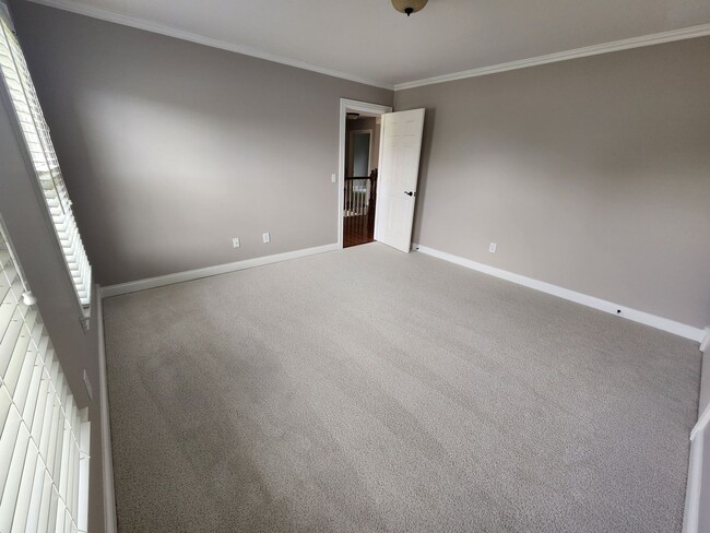 Building Photo - Gorgeous 4/3.5 with amazing back patio!