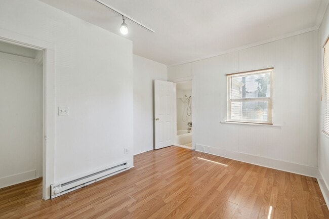 Building Photo - Northgate/Roosevelt Three Bedroom Rambler