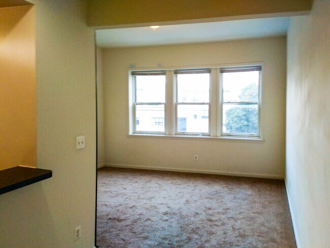 Bright Bedroom w/ Large Closet - 514 St Paul Pl