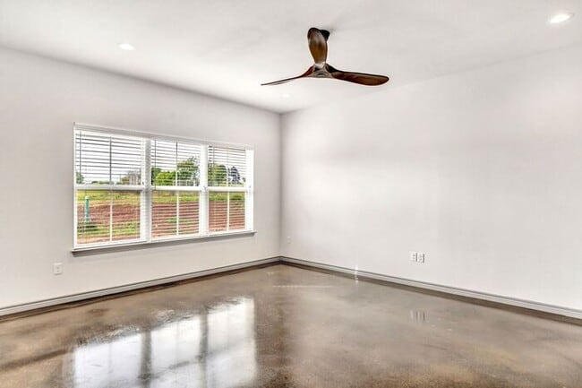 Building Photo - Sign a Lease By the End of July and Receive One Month of FREE Rent! Luxury 3 Bedroom 2.5 Bath Tow...