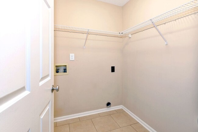 Building Photo - Nicely Updated Grafton Woods Condo