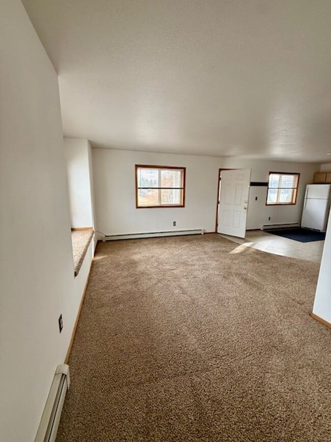 Building Photo - 2 Bedrooms 1 Bathroom - 4 Plex - Belgrade