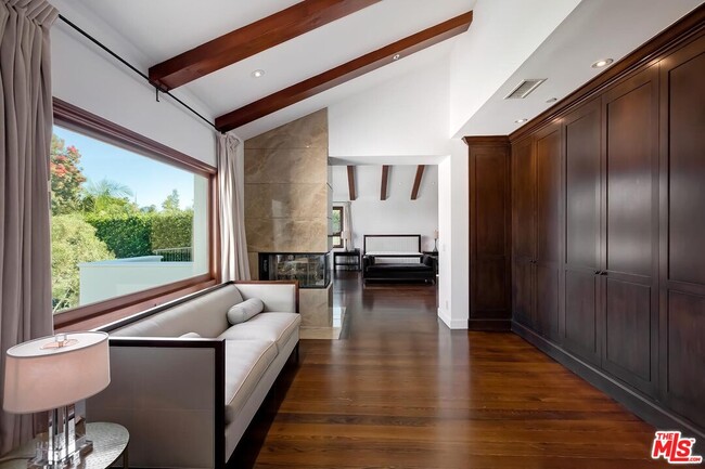 Building Photo - 2134 La Mesa Dr