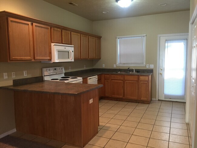 SPACIOUS KITCHEN - 1407 Acacia Club Rd