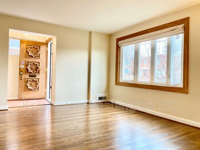 Building Photo - 5514 Chillum Pl NE