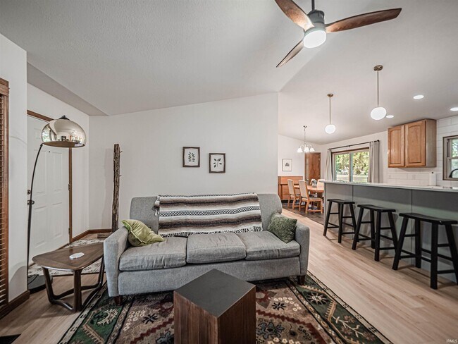 Building Photo - 6166 River Bluff Dr