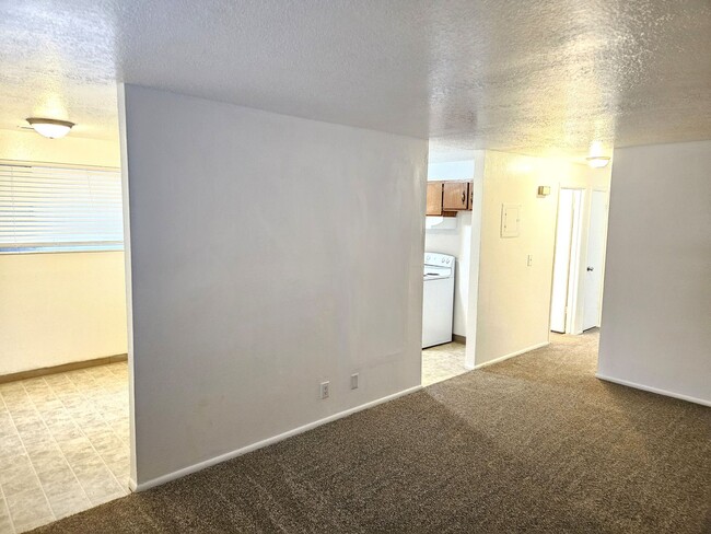 Building Photo - 2 BD 1 Bath Condo Remodeled Through-Out