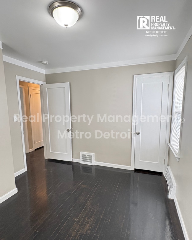 Building Photo - 19367 Roscommon St