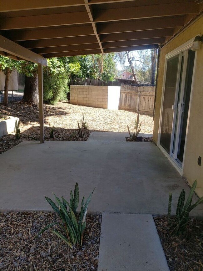 Building Photo - Duplex Townhome with Huge yard on Cul de S...